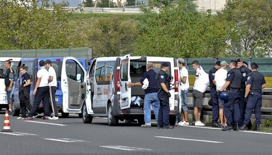 Le mouvement en Croatie . - Page 2 Dinamo-hajduk_9