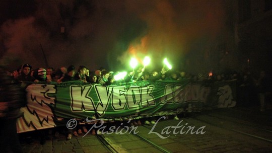 Le mouvement en Ukraine Karpaty-metalist_3