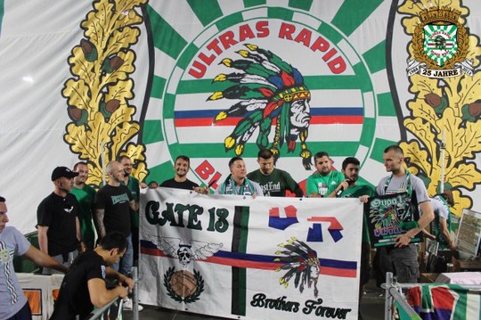 Le mouvement en Autriche - Page 2 Ultras_rapid_25_years_24