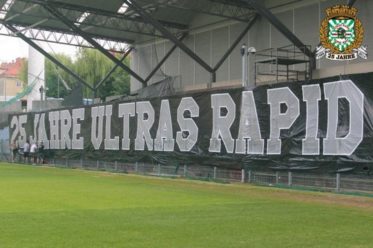 Le mouvement en Autriche - Page 2 Ultras_rapid_25_years_4