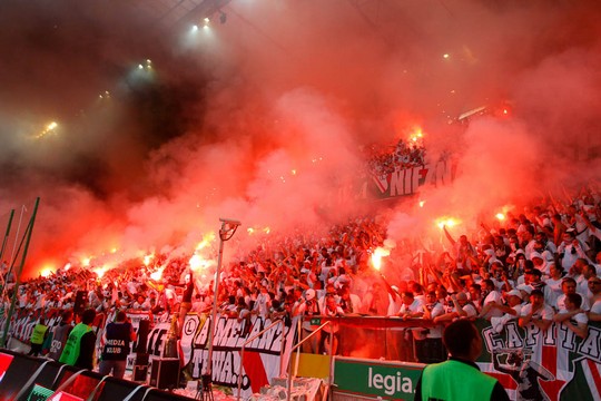 Le mouvement en pologne - Page 4 Legia-slask_19