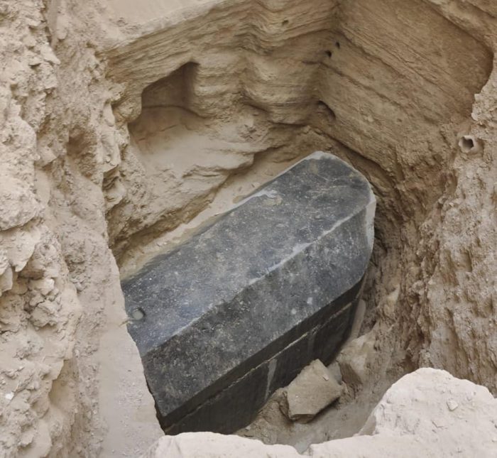 Des archéologues découvrent un mystérieux sarcophage noir à Alexandrie ! Par  Vincent Bordenave                        36465732_1837051293007179_720724520477917184_n-700x645