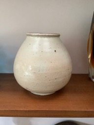white textured vase labels and possible half makers mark. White1
