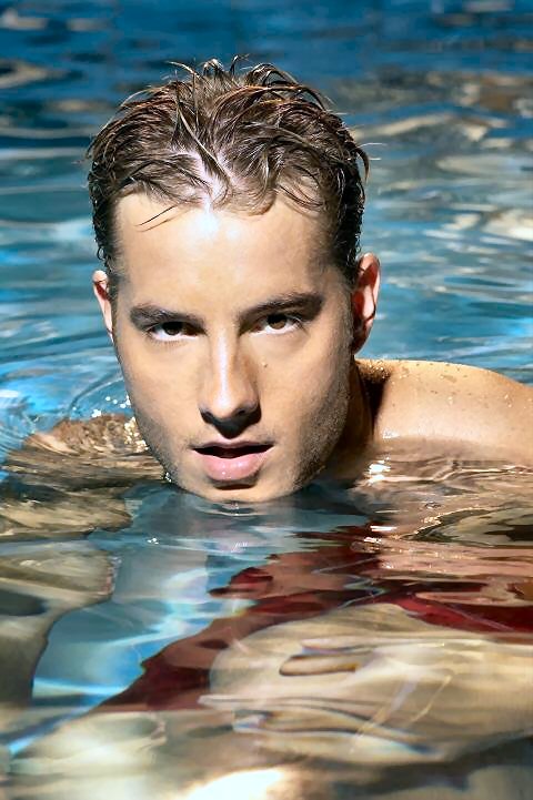 Mirar una hoja de personaje Justin_hartley_01