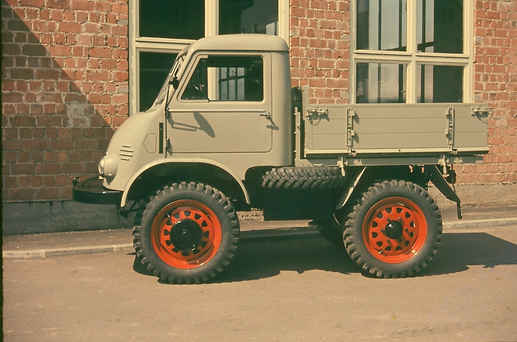 Post N°9 : Westfalia - Page 2 Unimog-401105