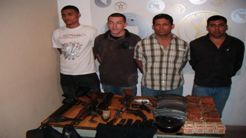 Detienen a presuntos sicarios con arsenal en Caborca 08/Marzo/2011 2011030815374rf