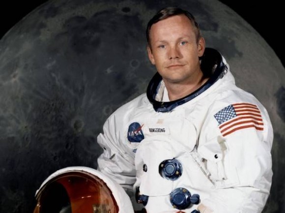 نيل آرمسترونغ ... اول رائد فضاء ينزل علي سطح القمر  Large_1346858791