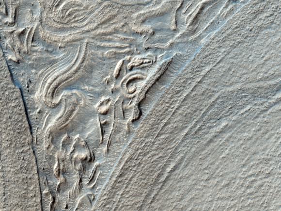 Traces - [Topic unique] Exploration de la planète Mars - Page 5 Mro-contortions-580x435