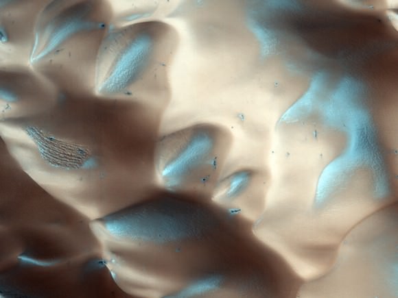 TRACES SUR LE SOL - [Topic unique] Exploration de la planète Mars - Page 5 Mro-frost-dunes-580x435