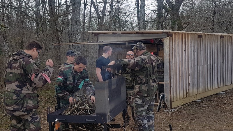 barbecue et aménagement cabane 10 mars 2019 5c8a41ee98cc5