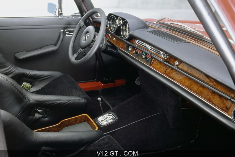 W123 AMG Mercedes-AMG-300-SEL-6.8-red-pig-interieur_zoom