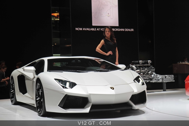 La voiture de vos reves  - Page 2 Lamborghini-Aventador-LP700-4-blanc-3-4-avant-droit_zoom