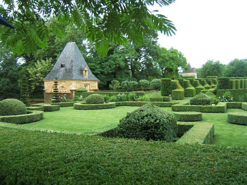 Jardin principal y cobertizo Jardines-de-Erygnac1