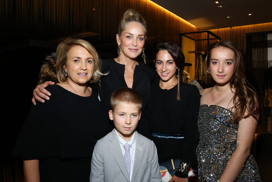 Discussion sur l' Etoile de TF1 du 5 mai 2014 - Page 25 195a3327_silvia_fendi__sharon_stone__delfina_delettrez__leonetta_fendi__roan_stone___francois_goize_jpg_5207_north_560x_white