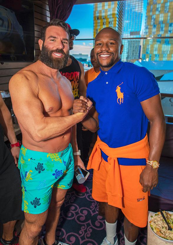 ¿Cuánto mide Dan Bilzerian? - Altura - Real height Dan-Bilzerian-Floyd-Mayweather-at-Marquee-Dayclub-Dome-588