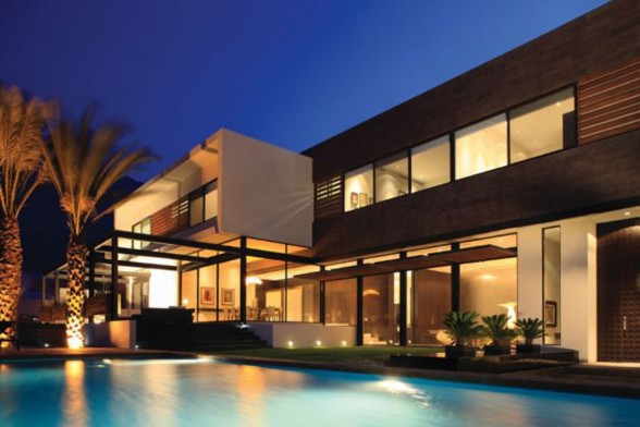 Домът на Ария Монтгомъри Luxury-Home-Swimming-Pool-Terrace-588x392