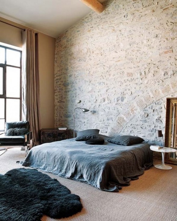 Домът на Ария Монтгомъри Modern-Home-Design-in-France-Redesigning-from-an-Old-Oil-Mill-Factory-Black-Bedroom-588x734