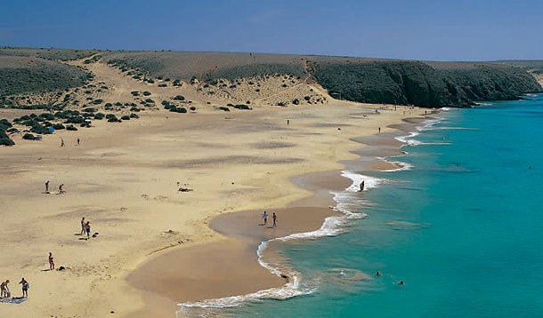 Espanoles, tienen mejores playas que esta? - Página 2 Lanzaroteplayapapagayolanzarote-1240912263269