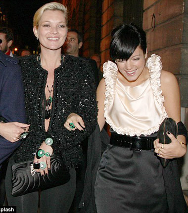 Kate Moss đọ rượu với Lily Allen 98E1KW_kat1