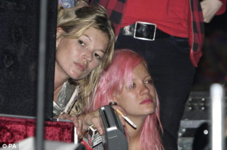 Kate Moss đọ rượu với Lily Allen 98E1KW_kat2