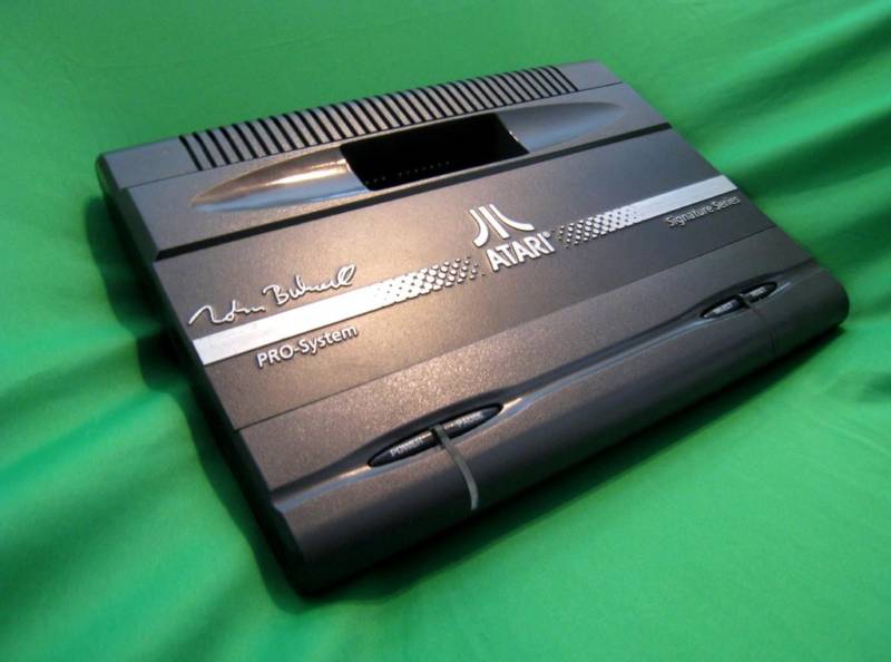 ATARI 7800: "Llegó tarde para ganar..." Nolan-Bushnell-7800-Atari-Console-System-Prototype-Custom-Case-3