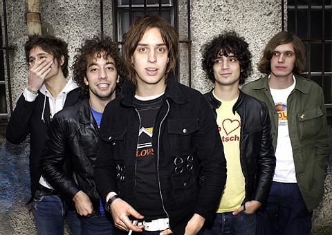 Músicos conocidos que piensas que no tocan realmente bien The-Strokes---Under-Cover-Of-Darkness-