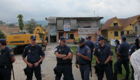 Galicia desaloja para construir hospital.  Desalojo2