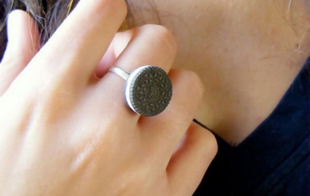 Des bijoux de toutes sortes en forme de nourriture : une idée originale Bague-biscuit