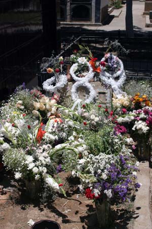 Con motivo del Día de Muertos, marchan Zombies por calles de México, Brasil y Venezuela Todos_santos_tombe_fleurie_1