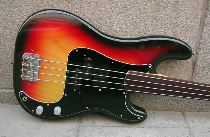 Fender "relic" ou "vintage" Basses 1976_Fender_Precision_Bass_fretless_front