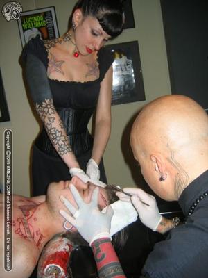 Tatouage, percing, scarification - Page 2 40354157235404_small