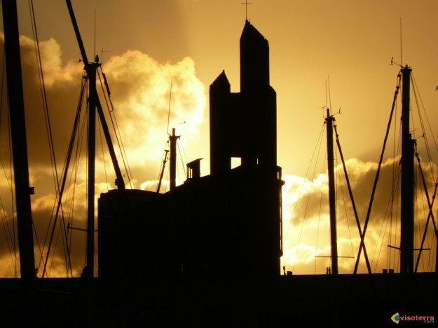 Prsente nous ton port d'attache Med-couche-de-soleil-sur-l-eglise-de-royan-visoterra-11882