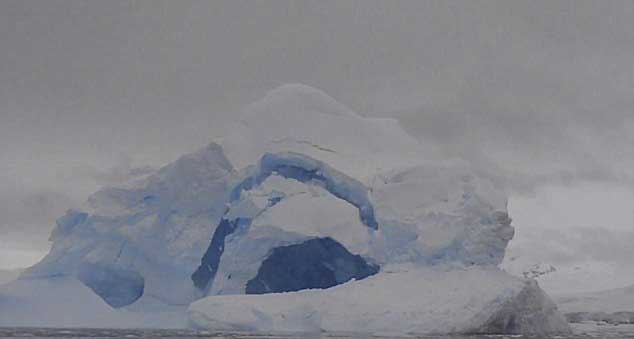 Increíble Derrumbe de iceberg en la Antártida salpicando una zodiac Derrumbe-iceberg-antartida