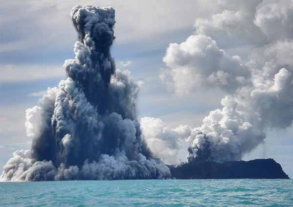 Erupción de un volcán submarino en Tonga Volcan-tonga-4