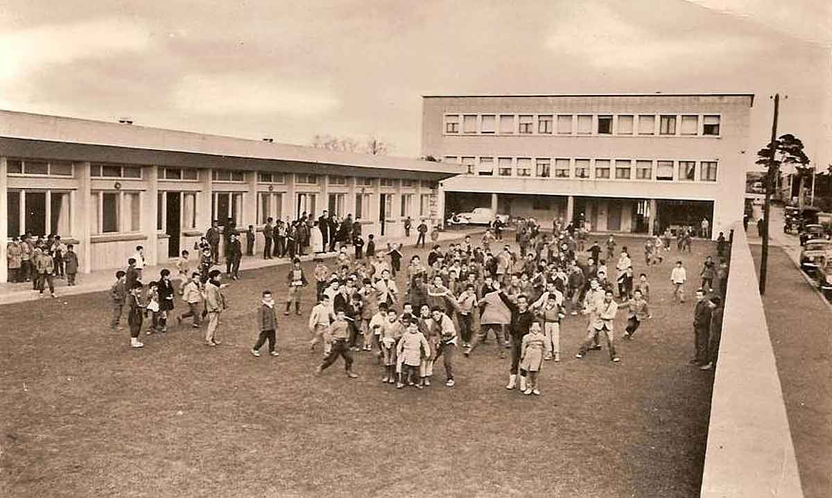 ecole de garcon d'Ain tedeles 128078-ecole-aintedeles-cour