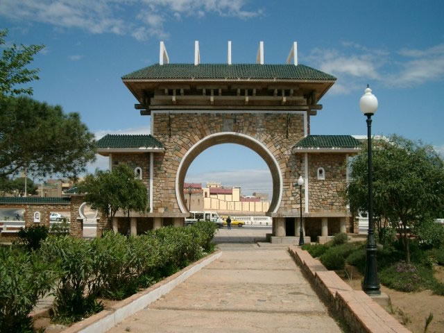 تعـرف علـى ولايـات الجزائـر (48) بالصـور.....! 2993-celebre-porte-monumentale-du-parc-du-20-aout-a-mostaganem