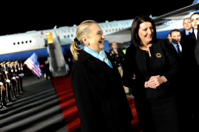 SEKRETARJA E SHTETIT HILLARI CLINTON U PRIT NGA PRESIDENTJA JAHJAGA DHE GARDA CEREMONIALE E FORCËS SË SIGURISË SË KOSOVËS U2_j1