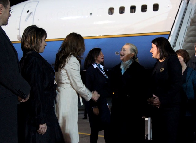 SEKRETARJA E SHTETIT HILLARI CLINTON U PRIT NGA PRESIDENTJA JAHJAGA DHE GARDA CEREMONIALE E FORCËS SË SIGURISË SË KOSOVËS U2_j5