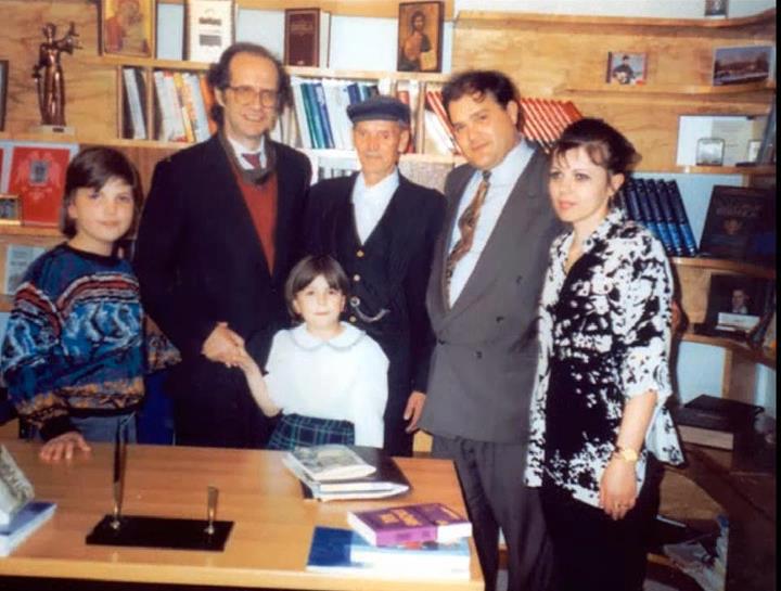 Foto nga jeta dhe vepra e Dr. Rugoves! - Faqe 7 U2_rugova%20azemi