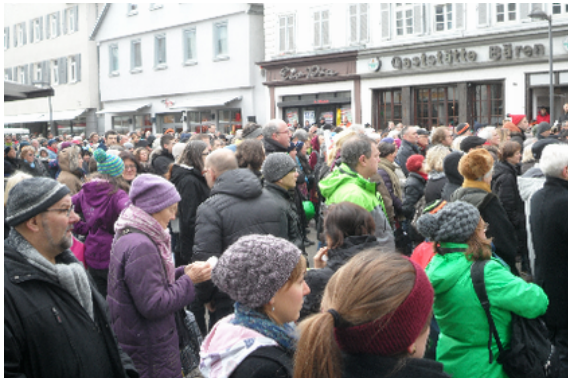 ZINXHIR NJERËZOR PËR NJË BASHKËJETESË - PROTESTË PAQËSORE PËR NJË BASHKËJETESË TË KULTURAVE DHE FEVE U2_xhv2