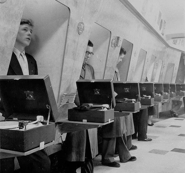 Disquerias y casas de audio en Londres... Customers-using-listening-booths-1950s-HMV