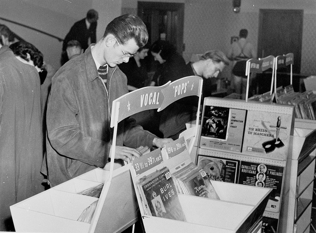 Disquerias y casas de audio en Londres... Flicking-Through-Vinyl-at-HMV