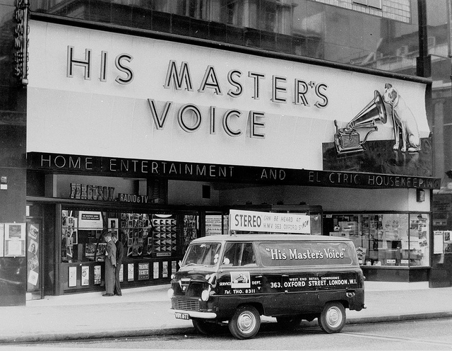 Disquerias y casas de audio en Londres... HMV-Delivery-Van-in-Oxford-Street-London