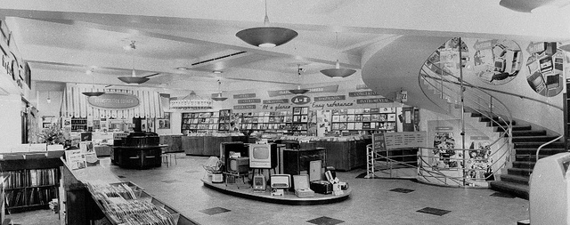 Disquerias y casas de audio en Londres... Inside-HMV-Record-Store-in-1960s