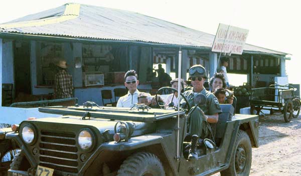 NAM IMAGES - Página 2 Arvn-sgt-duc-and-wife-1-jeep-windy-hill-cafe-summerfield-1969