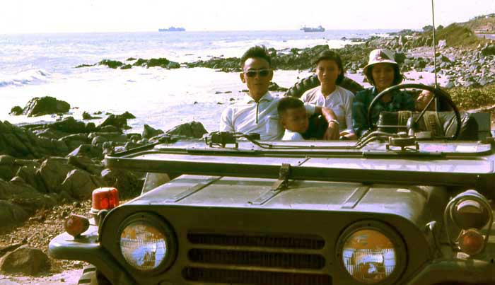 NAM IMAGES - Página 2 Arvn-sgt-duc-and-wife-2-jeep-at-beach-summerfield-1969