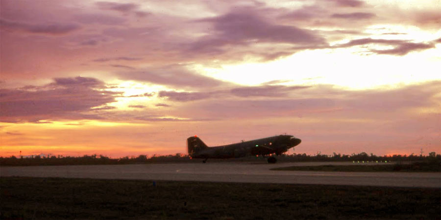 NAM IMAGES - Página 2 Bt-ab-1-flightline-c47-runway-sunset-summerfield