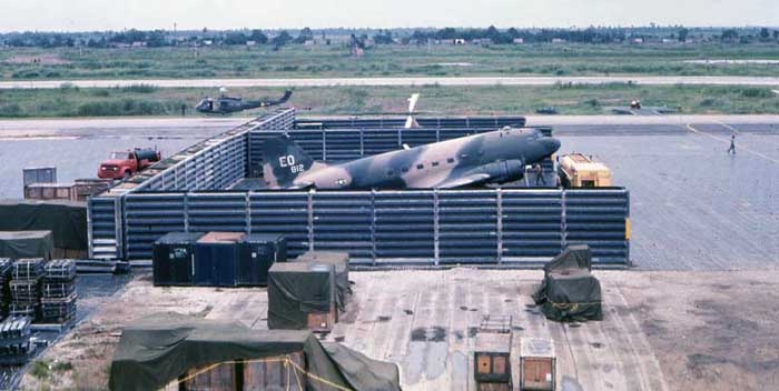 NAM IMAGES - Página 2 Bt-ab-17-flightline-c47-revetment-chu-hoi-bird-summerfield