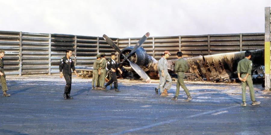 NAM IMAGES - Página 2 Bt-ab-25-flightline-a1e-spad-revetment-summerfield