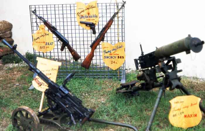 NAM IMAGES - Página 2 Bt-ab-39-vc-weapons-captured-summerfield